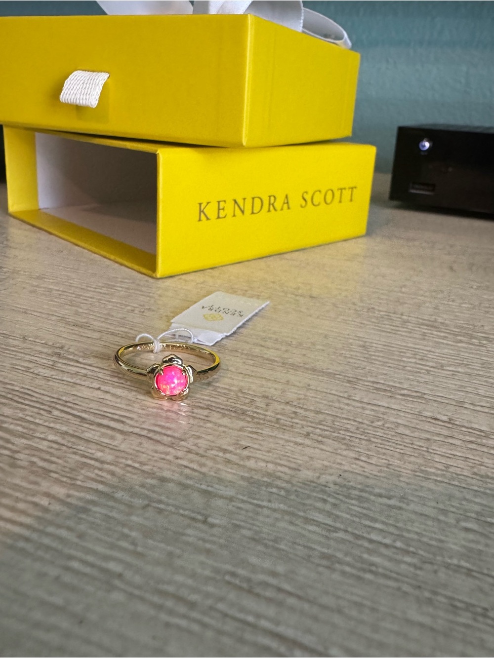 Kendra Scott SUSIE BAND RNG
GOLD HOT PINK OPAL 8
